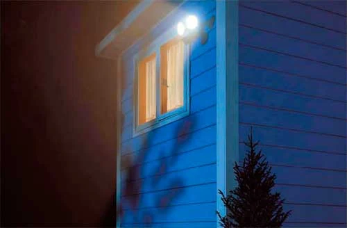 Instalaciones eléctricas residenciales - Reflector con sensor de movimiento iluminando patio