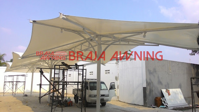 Tenda membrane dengan kanopi kain di tempat umum