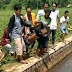 Viral Video Maling Motor Diamuk Massa, Ramai-ramai Digotong Warga lalu Dilempar ke Selokan
