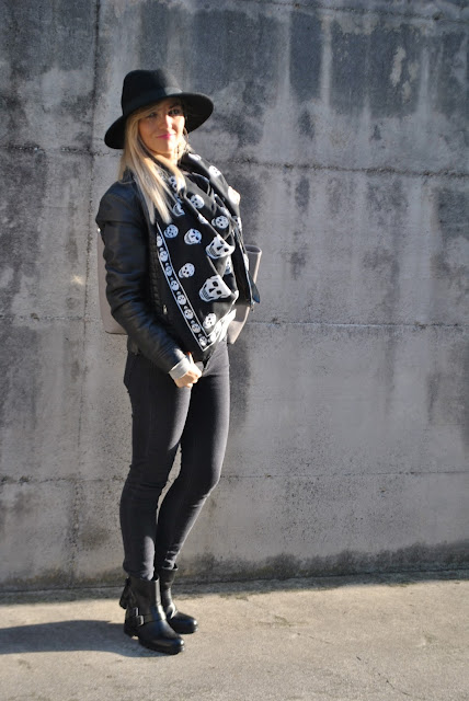 outfit jeans neri come abbinare i jeans neri abbinamenti jeans neri jeans skinny neri skinny black jeans black jeans how to wear black jeans how to combine black jeans outfit dicembre 2015 december outfits outfit casual invernali outfit casual autunnali outfit sporty fall casual outfit mariafelicia magno fashion blogger colorblock by felym fashion blog italiani fashion blogger italiane blog di moda blogger italiane di moda fashion blogger bergamo fashion blogger milano fashion bloggers italy italian fashion blogger influencer italiane italian influencer italian fashion bloggers 