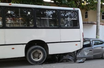 Choque fatal en Bonfil: Auto se impacta contra camión de transporte de personal; 1 muerto y 3 heridos 