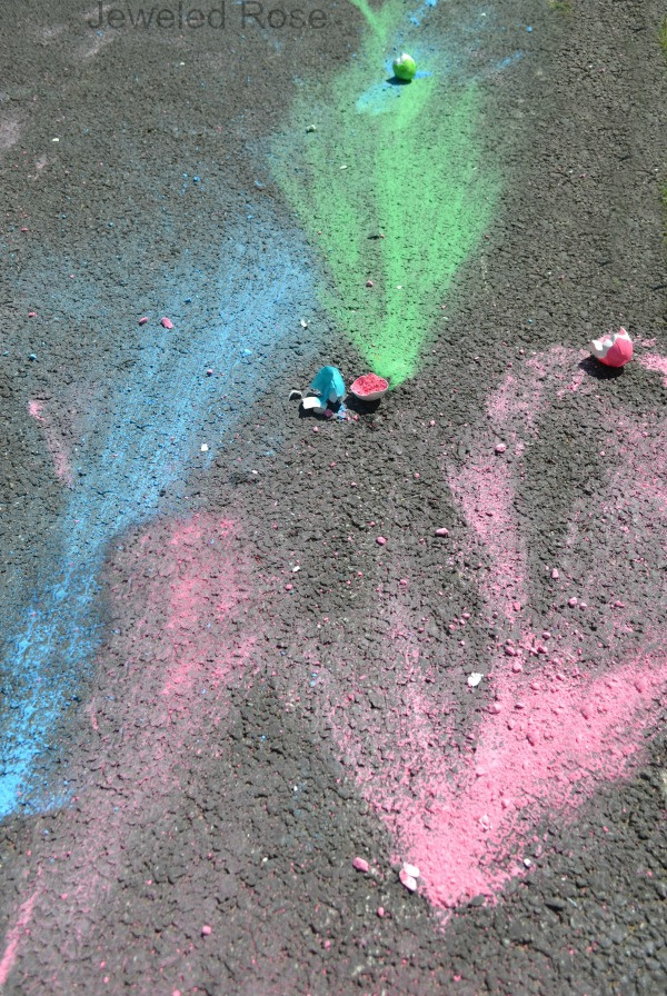 WOW the kids this summer and make chalk bombs!  This DIY sidewalk chalk activity could not be more fun. #chalkart #chalkpaint #chalkboms #smokeart #smokeboms #smokebomsdiy #sidewalkchalkart #sidewalkchalk #sidewalkchalkartideas #sidewalkchalkpaint #activitiesforkids #growingajeweledrose