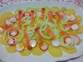 Ensalada de patatas con rabanitos y salmón.Patedeloca.com