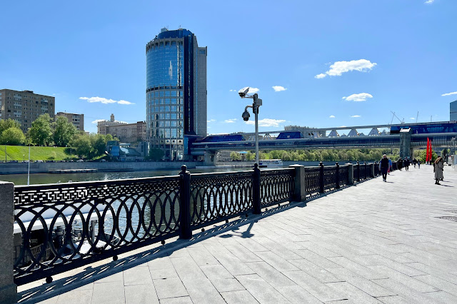 Краснопресненская набережная, Москва-река, бизнес-центр «Башня 2000», торгово-пешеходный мост «Багратион»