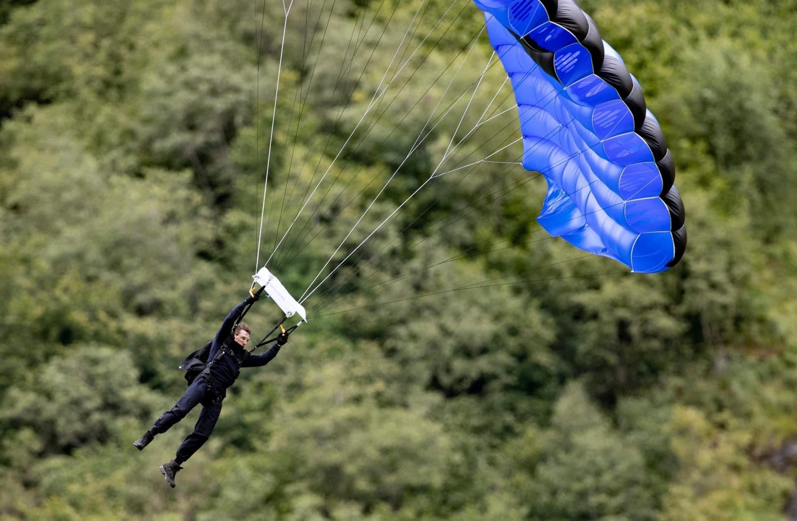 El impresionante salto al vacío de Tom Cruise en el rodaje de Misión Imposible 7