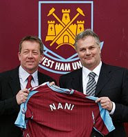 Nani and Curbishley hold up a West Ham shirt