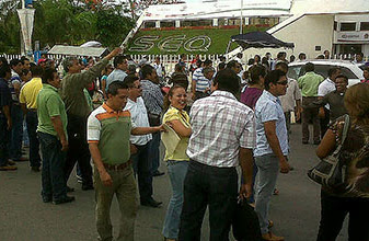 Bloquean calles; profesores cierran paso vehicular frente a la SEQ; reclaman pago de prestaciones