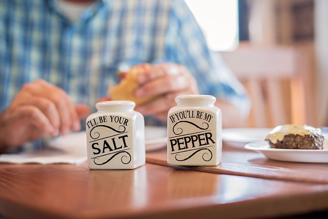 تعلم كيفية تقليل الملح مع هذه 5 نصائح والخدع