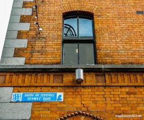 Placa de rua em inglês e em gaélico em Temple Bar, Dublin