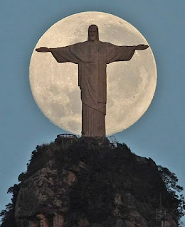 Foto de Cristo Redentor frente a la luna llena