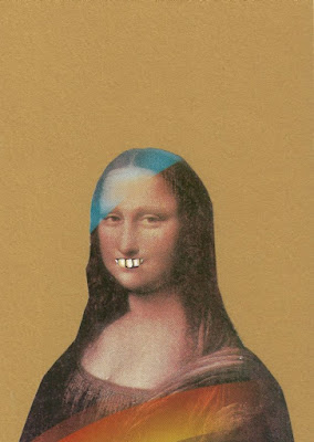 Na wyklejance pojawia się wycięta z obrazu Mona Lisa z doklejonymi wyszczerzonymi zębami.