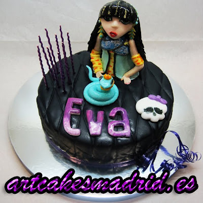 Tarta de cumpleaños para una fan de Cleo, una de las muñecas Monster High