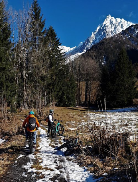 vélo électrique ou fatbike électrique sur chemin enneigé dans le Mont-Blanc, vallée de Chamonix
