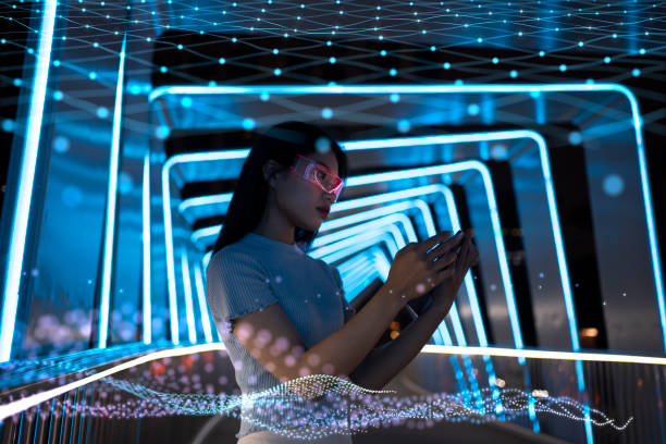 Seorang karyawan perempuan sedang melihat performa perusahaannya melalui gadget setelah perusahaannya melakukan transformasi digital dan digitalisasi