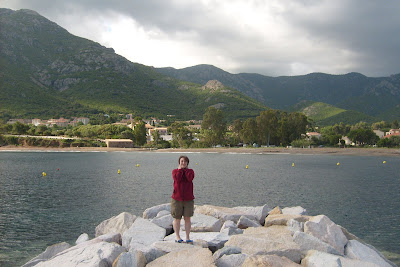 Christine devant la plage de Galéria