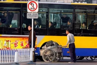 China's local finances deteriorate Lack of government financial subsidies for buses in Dancheng County, Henan Province.  The Dancheng County Bus Company in Zhoukou City, Henan Province issued a suspension notice on the 12th, saying that due to operational difficulties, it could not pay drivers for several months and was forced to completely stop driving. Recently, there have been reports of arrears in wages for teachers and civil servants in many parts of China. Since the bus companies in China are all state-owned, Dancheng County cannot pay salaries to drivers, which further confirms that the problem of local financial deterioration has surfaced.  The Dancheng County Bus Company had already stopped driving on the evening of the 11th, but it was not until the 12th that it issued a notice. The employees admitted that the company was operating in difficulties, and the subsidies promised by the local authorities had not been detailed.  A staff member of the Dancheng Bus Company told the Chinese media Red Star News, "The minimum price of a car costs more than 200 yuan a day... The cost is large, the income is low, and it cannot be sustained." The employee admitted that the operation was difficult and nearly For two or three years, almost no government subsidies have been received. As a result, Dancheng County, which has a population of 1.3723 million, is in a dilemma of no buses. The students who are about to start school and the elderly who have no means of transportation are the most affected. .  This is not the first time the Dancheng County Bus Company has stopped running. Henan "Dahe Daily" reported on July 20 this year that the Dancheng County Bus Company suffered serious losses due to operational difficulties, many drivers left, and it was difficult for some lines to continue to operate. Therefore, the operation of bus lines 3 and 6 was suspended. Henan's financial red light sparked a lot of discussion. Although the employer once announced that some buses will resume running, but the wages owed have not been written down, and they may stop running again at any time.  China's local government arrears in wages and financial alerts   It was reported that public hospitals in Liaoning Province of China did not pay salaries for 5 months and owed more than 20 years of pension insurance. Earlier, Zhejiang Province and Shanghai and other places issued announcements saying that due to the economic slowdown and shrinking tax revenue, civil servants have reduced their salaries by 2 to 20 years. 30%, highlighting the continued deterioration of China's local finances.  Hegang City, Heilongjiang Province also reported the cancellation of the plan to recruit grass-roots civil servants. Although it disappeared shortly after the announcement, the whispers that "the local government is out of money" have spread like wildfire.  According to statistics, as of October 2021, the balance of local government debt in 31 provinces and cities in China reached 29.65 trillion yuan, and only the local government debt in five provinces, municipalities and autonomous regions including Shanghai, Guangdong, Beijing, Zhejiang and Jiangsu The rate is lower than the 100% risk warning line.  As for Qinghai, Heilongjiang, Ningxia, and Inner Mongolia, the local debt ratio of four provinces, municipalities and autonomous regions exceeds 300%, and Qinghai even exceeds 500%.  Pei Minxin, a Chinese-American scholar, once wrote in Nikkei Asia that China has borrowed heavily since 2009 to stimulate economic growth. Today, debt accounts for 264% of gross domestic product (GDP).