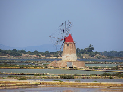 Windmolen bij de zoutpannen bij Marsala op Sicilie