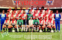 FEYENOORD ROTTERDAM - Rotterdam, Holanda - Temporada 1989-90 - Lokhoff, Blinker, Blackson, Gerard Meijer (cuidador), Norton, Wasiman, Taument y Ruud Heus; Verbeek (entrenador), Troost, Van Gael, Brands, De Wolf, Bogesta, Metgod, Keur, Tebbenhoff, Krommendjik y Lex Schoenmaker (entrenador asistente); Van der Plas, Jan Mulder, Hiele, Cor Van der Gijp (secretario técnico), Coen Mouljin (jefe de equipo), Ricardo de Jongh, Smolarek, Toni Roth y Ed Roos - Plantilla del Feyenoord de Rotterdam, 11º clasificado en la Eredivisie holandesa en esa temporada