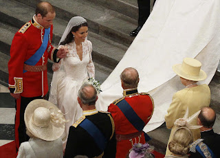 Britain's Prince William (l.) and his wife Kate, the Duchess of Cambridge