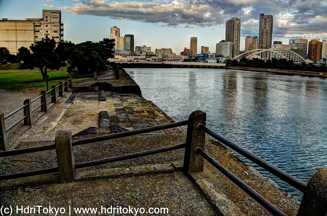 edge of Hamarikyu-gardens, and Sumida-river. skyline of Kachidoki-district in background. 