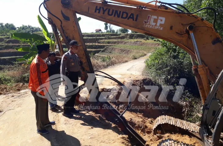 Kapolsek Palengaan Cek Lokasi dan Kondisi Bego Rusak yang Melintang di Jalan