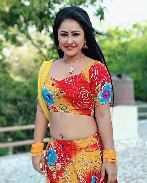 Priyanka Pandit navel hot bhojpuri actress