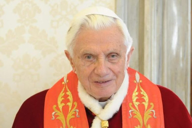 Papa Emerito 💖 Wspomnienia Sekretarza abpa Mokrzyckiego 