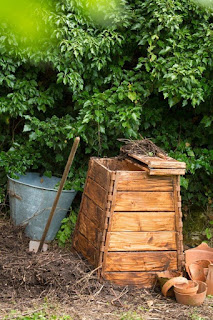 composteur en bois jardin