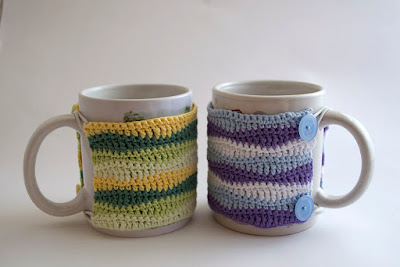 Fundas de ganchillo con ondas lilas y verdes para tazas