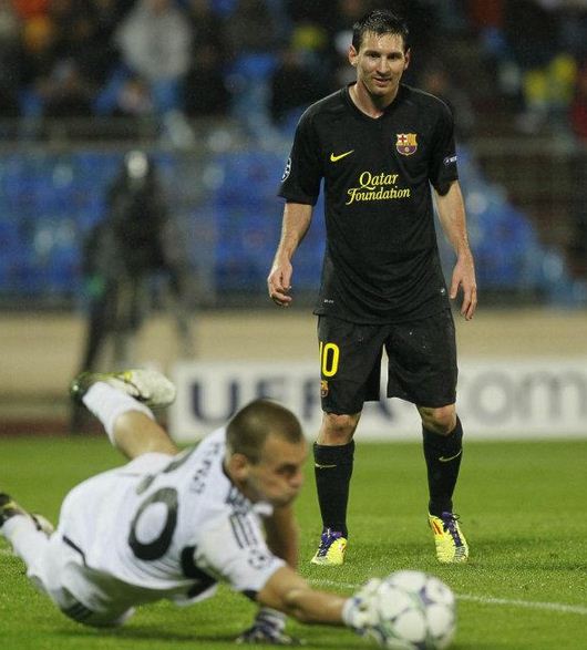 Lionel Messi in Black Jersey Pictures | Picturolisis