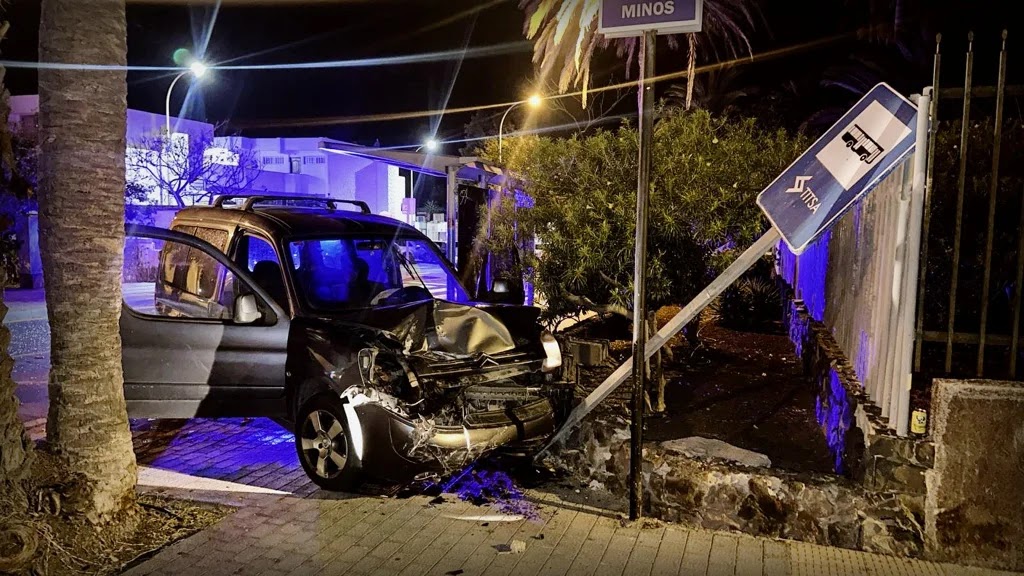 Uno de los vehículos implicados en el accidente acabó contra una parada de Guaguas (Foto: Policía Local de Canarias Blog).