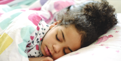 Colocar as crianças para dormir na hora certa é essencial para o bom desenvolvimento