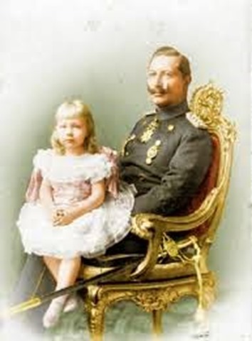 El Káiser Guillermo II con la pequeña Victoria Luisa su única hija.
