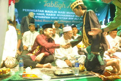 Gubernur Ridho Berbaur dengan Masyarakat Dengarkan Tausyah Ustadz Abdul Somad