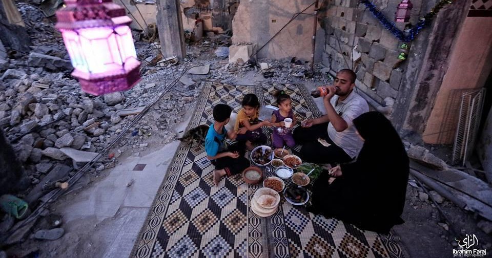 Foto Mengharukan Sebuah Keluarga Yang Berbuka Puasa di Gaza - Kabar 
