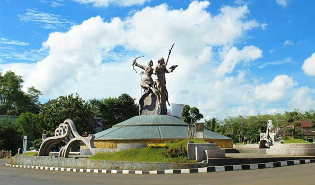 Jepara adalah kota di Jawa Tengah, kota Kabupaten yaitu Kabupaten Jepara dan termasuk Karesidenan Pati. Letak Kabupaten Jepara termasuk di pesisir utara dari jawa. Sangat mudah untuk menjangkau Kota Jepara. Bagi anda yang datang dari Jakarta, Bandung, Surabaya atau kota lain menggunakan kereta maka anda bisa mencari kereta jurusan Semarang Tawang atau Poncol, dari stasiun Semarang pada jam tertentu ada armada travel yang khusus berangkat menuju Jepara.  Bila wisatawan yang khususnya akan menuju Karimunjawa kami dari Karimunjawabeach juga menyediakan jemputan khusus tentu dengan biaya diluar harga paket karimunjawabeach