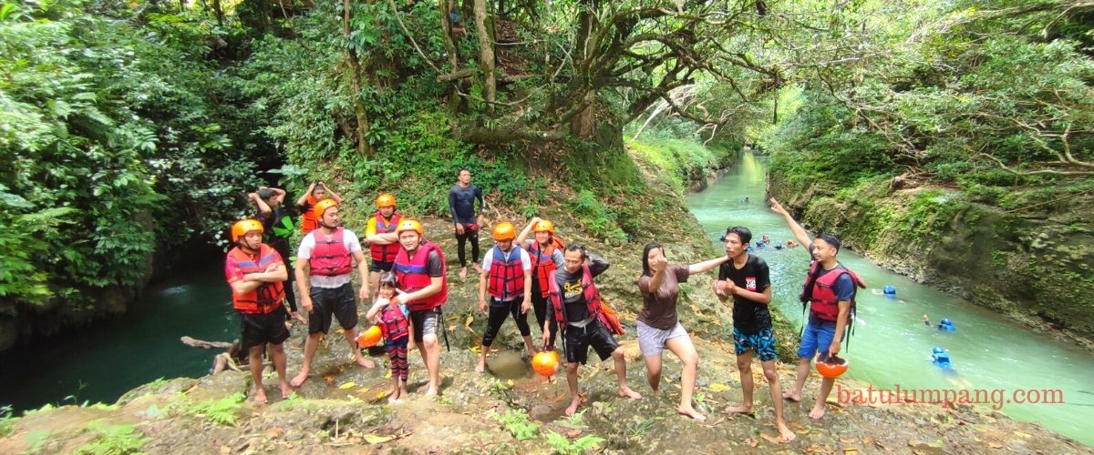 Aktivitas Body Rafting di Batu Lumpang