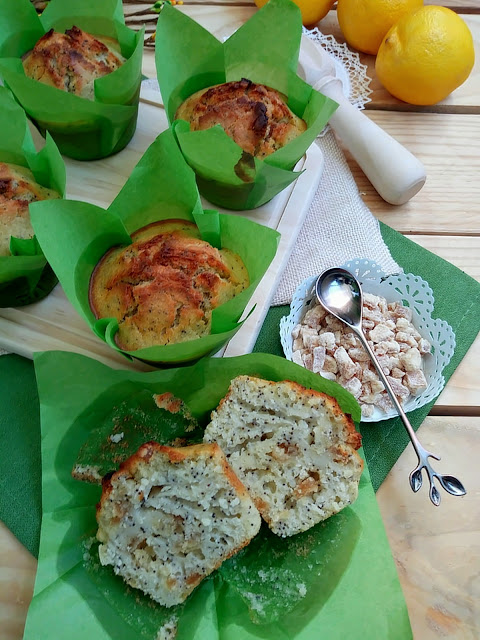 Receta de muffins dulces de calabacín y limón con semillas de amapola. Desayuno, merienda, postre, breakfast, recreo. Sencillos, saludables, ricos fáciles Cuca