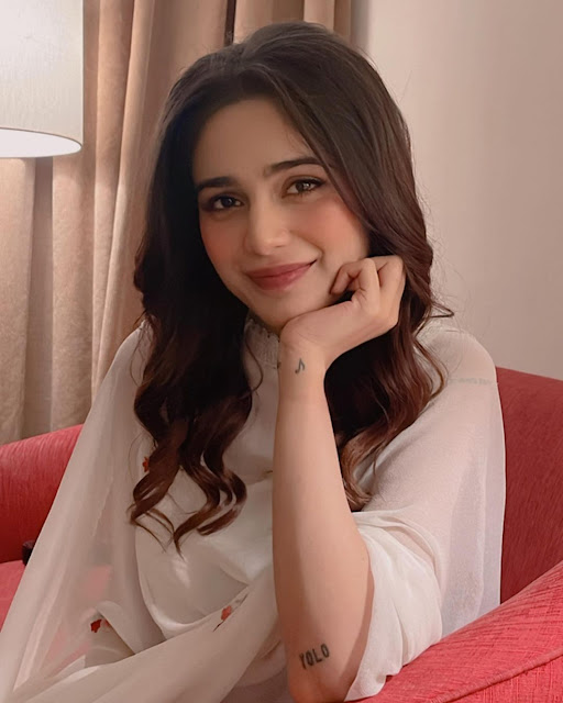 Aima Baig Images