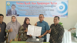Kadisdik Aceh Serahkan 11 Unit Laptop Untuk Guru Inti di Bireuen