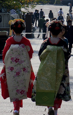 maiko strolling in ninenzaka kyoto, japan #japanesecustomer