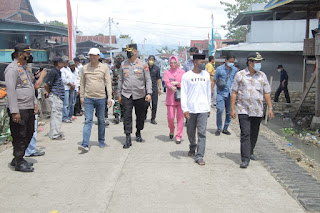 Kapolres Soppeng AKBP Santiaji Kartasasmita bersama Ketua Bhayangkari Hadiri Pesta Adat Nelayan