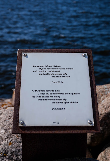 Taulu Olavi Heinon runosta muistolehdossa Katariinan meripuistossa.