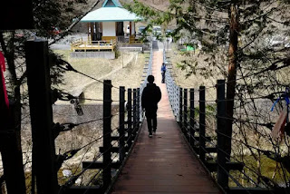 吊橋を渡ると観音峯登山口休憩所