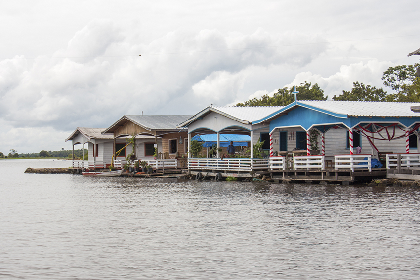 Bairro flutuante em Manaus