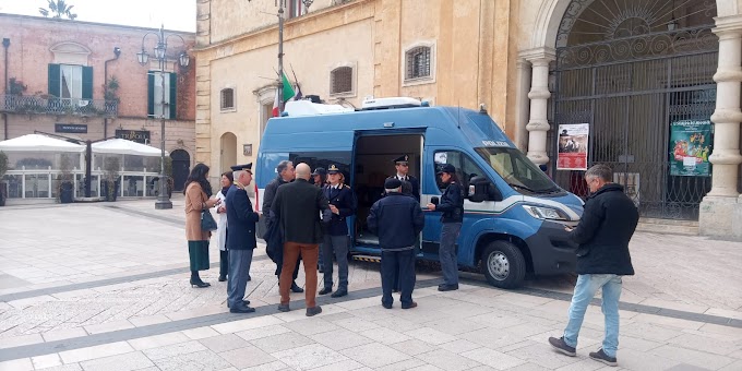 Matera: a San Valentino torna il camper della Polizia di Stato in Piazza Vittorio Veneto