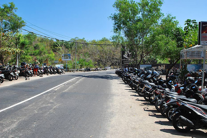 Motos aparcadas en la carretera