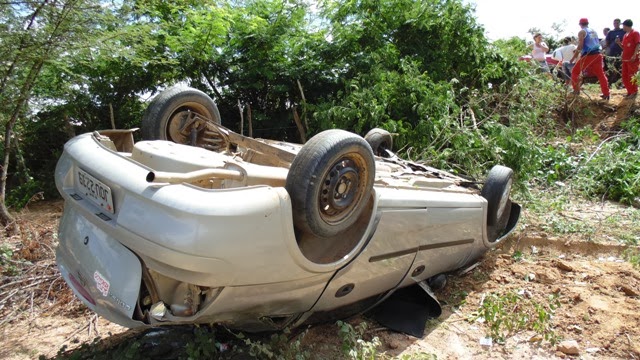 Carro capota na estrada do distrito de Angico, município de Mairi