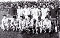 📸REAL VALLADOLID DEPORTIVO 📆31 enero 1960 ⬆️Estrems, Endériz, Solé, Benítez, Matito, Parcet (portero suplente). ⬇️Mirlo, Morollón, Pontoni, Aramendi, Zaldúa y Ramírez. CLUB ATLÉTICO DE MADRID 2 🆚 REAL VALLADOLID DEPORTIVO 3 Domingo 30/01/1960, 16:15 horas. Campeonato de Liga de 1ª División, jornada 20. Madrid, estadio Metropolitano. GOLES: ⚽1-0: 1’, Juan Miguel Solé, en propia puerta. ⚽1-1: 8’, Carlos Ramírez. ⚽1-2: 63’, Héctor Aramendi. ⚽2-2: 64’, Joaquín Peiró. ⚽2-3: 66’, Héctor Aramendi.