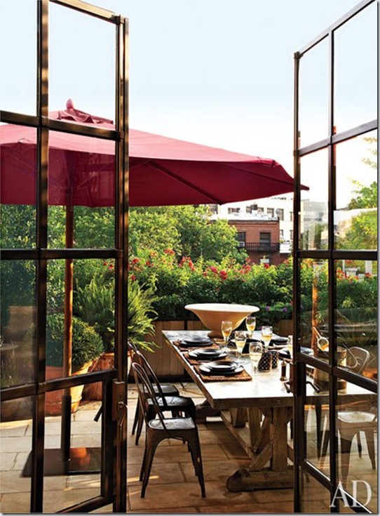 item13.rendition.slideshowWideVertical.alfredo-paredes-brad-goldfarb-new-york-apartment-14-outdoor-dining-area